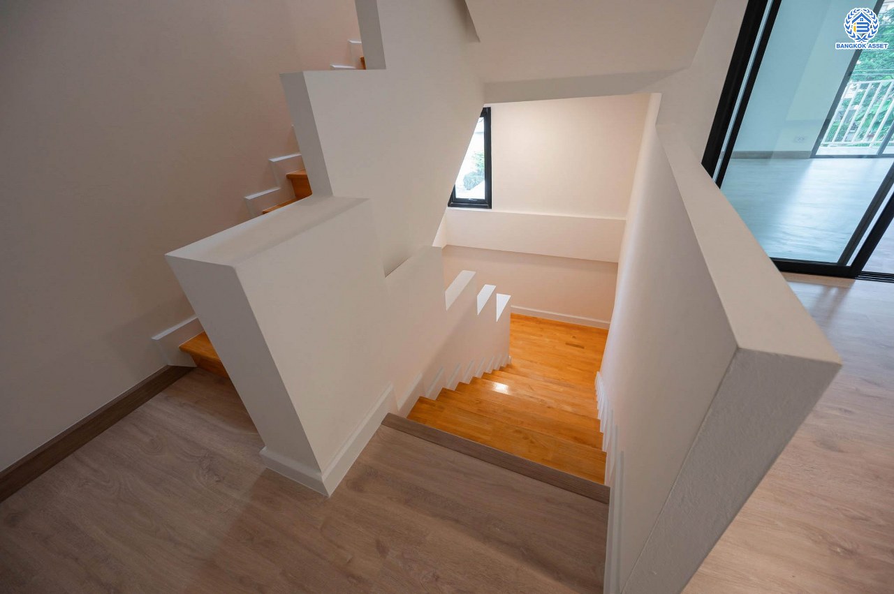 บ้านมือสองตกแต่งใหม่ โครงการ มณธานี บางแค บ้านเดี่ยว 3 ชั้น ดีไซน์หรูหรา เนื้อที่กว้าง 55.3 ตร.ว. พื้นที่ใช้สอย 240 ตร.ม. ฟังก์ชัน 5 ห้องนอน 4 ห้องน้ำ 2 ที่จอดรถ ฟังก์ชันครบตอบทุกไลฟ์สไตล์ บนทำเลศักยภาพ เชื่อมต่อถนนกาญจนาภิเษก ใกล้เดอะมอลล์บางแค ใกล้รถไฟฟ้าสายสีน้ำเงิน "สถานีหลักสอง" และจุดขึ้นทางด่วน "กาญจนาภิเษก"...